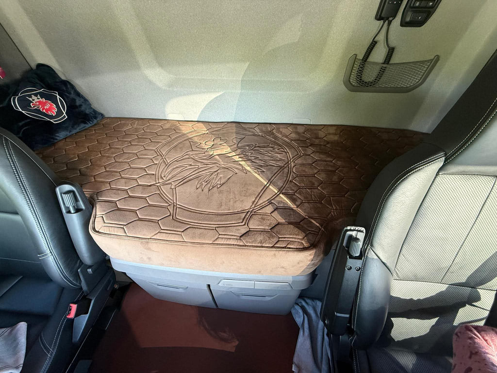 Copribranda in Alcantara per Scania S/R New – Ricamo Grifone